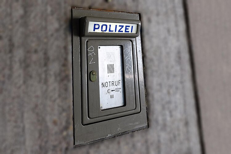 Polizeinotruf Polizeirufstelle an Hauswand