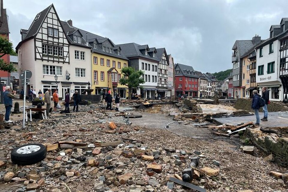 Hochwasser in Nordrhein-Westfalen Überflutete Straße in Nordrhein-Westfalen