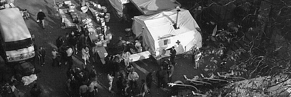 DDR-Flüchtlinge an der Prager Botschaft Foto: DRK-Versorgungszelt mit Flüchtlingen drum herum