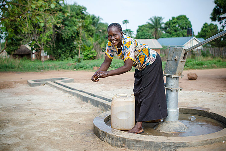 WASH-Projekte Südsudanesische Frauen an einem Brunnen