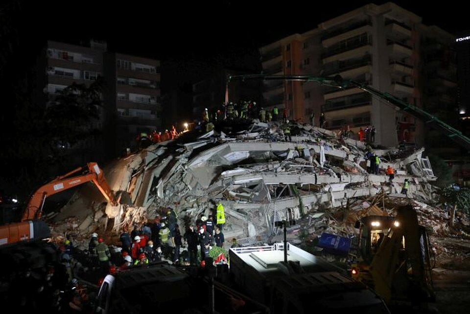 Türkei Erdbeben Izmir TRC Einsatz Trümmer und Helfer nach Erdbeben der Stärke 6,9 in der Ägäis mit mindestens 25 Tote und mehr als 800 Verletzten.