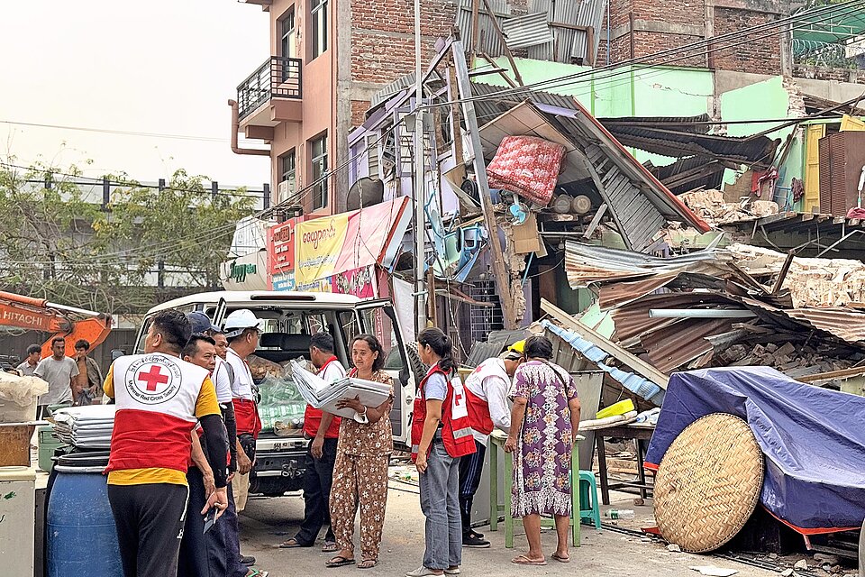 Erdbebenhilfe in Myanmar Hilfsgüterverteilung vor Trümmern