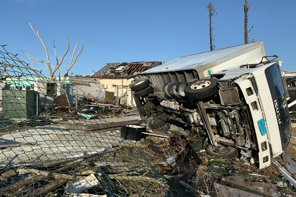 Zerstörung durch Hurrikan Dorian Umgekippter Lastwagen nach Hurrikan Dorian