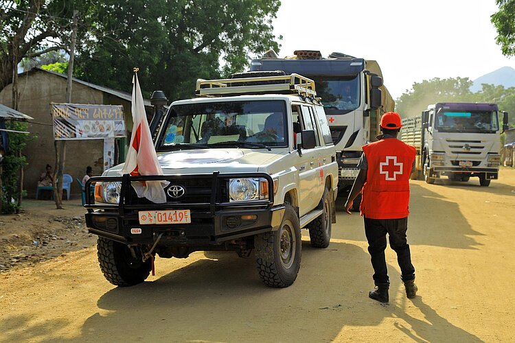 Rotkreuz-Hilfe in Äthiopien Rotkreuzler vor Hilfsgüter-Transport
