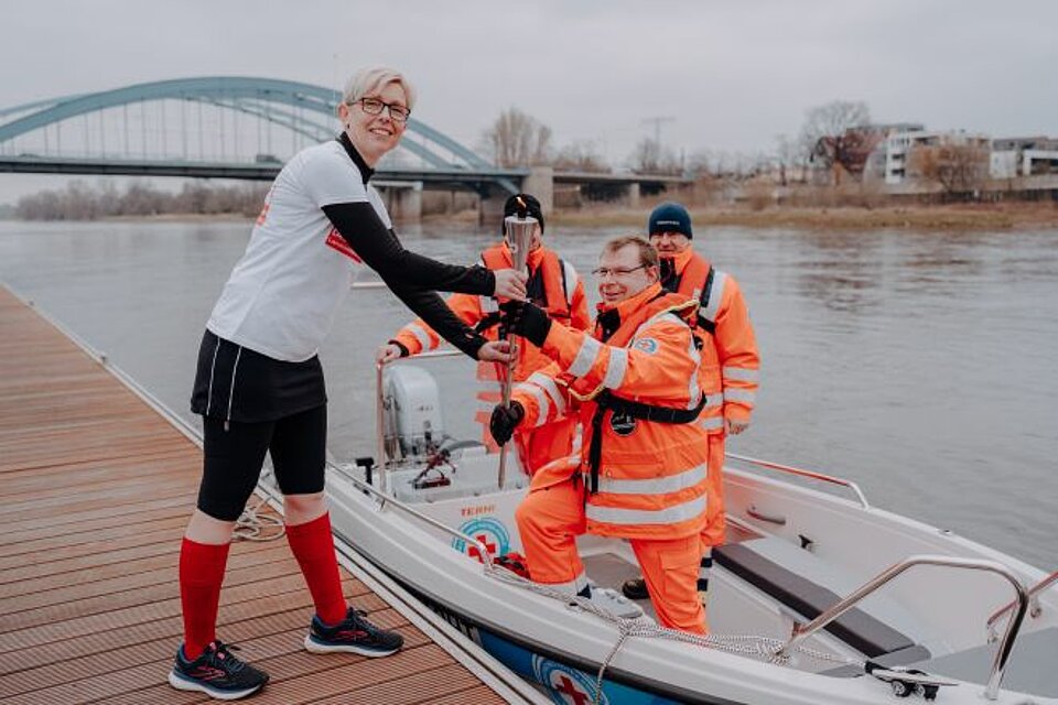 Fackellauf_LVSa-A_WasserwachtMagdeburg Die DRK-Fackel wird von der Wasserwacht Magdeburg an eine DRK-Ehrenamtliche übergeben
