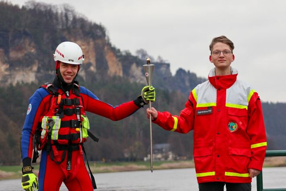 Fackellauf_LVSa_KVPirna_JRK_FTLAnWR Ehrenamtliche des KV Pirna mit der DRK-Fackel