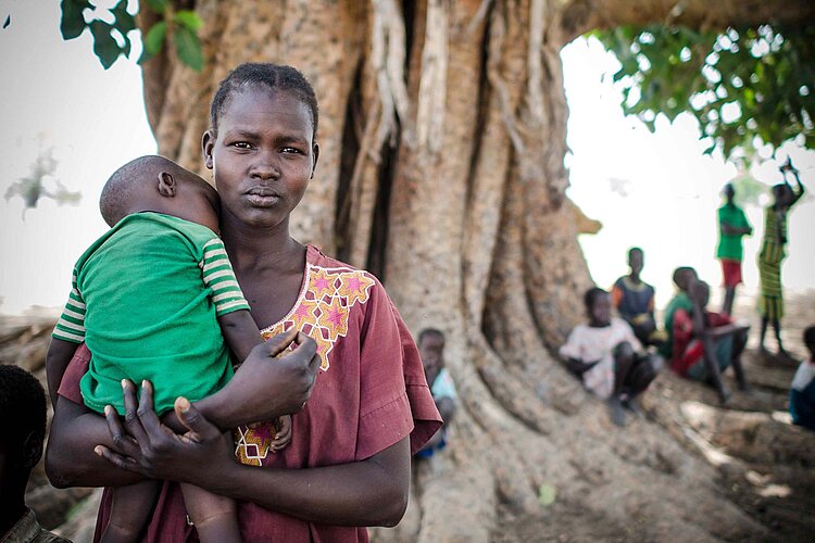 Rotkreuzhilfe in Sudan Mutter mit Baby im Arm
