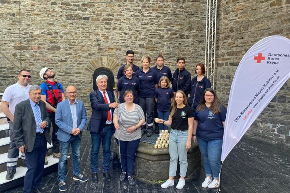Fackellauf_LVRLP_KVMayen1 Ehrenamtliche des KV Mayen mit der DRK-Fackel