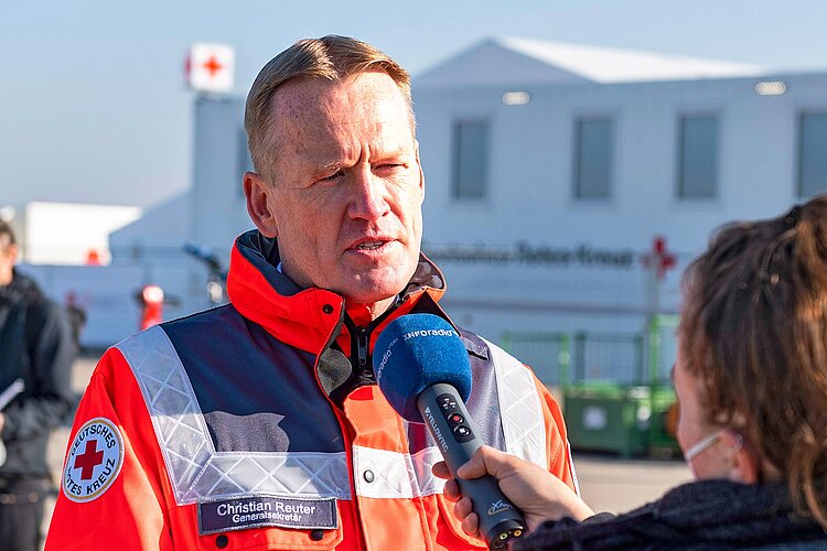 Christian Reuter Christian Reuter im Interview mit Reporterin
