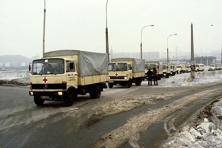 Ein Konvoi mit Hilfsgütern des DRK erreicht Sopot im Januar 1982 (Thierry Gassmann / IKRK)