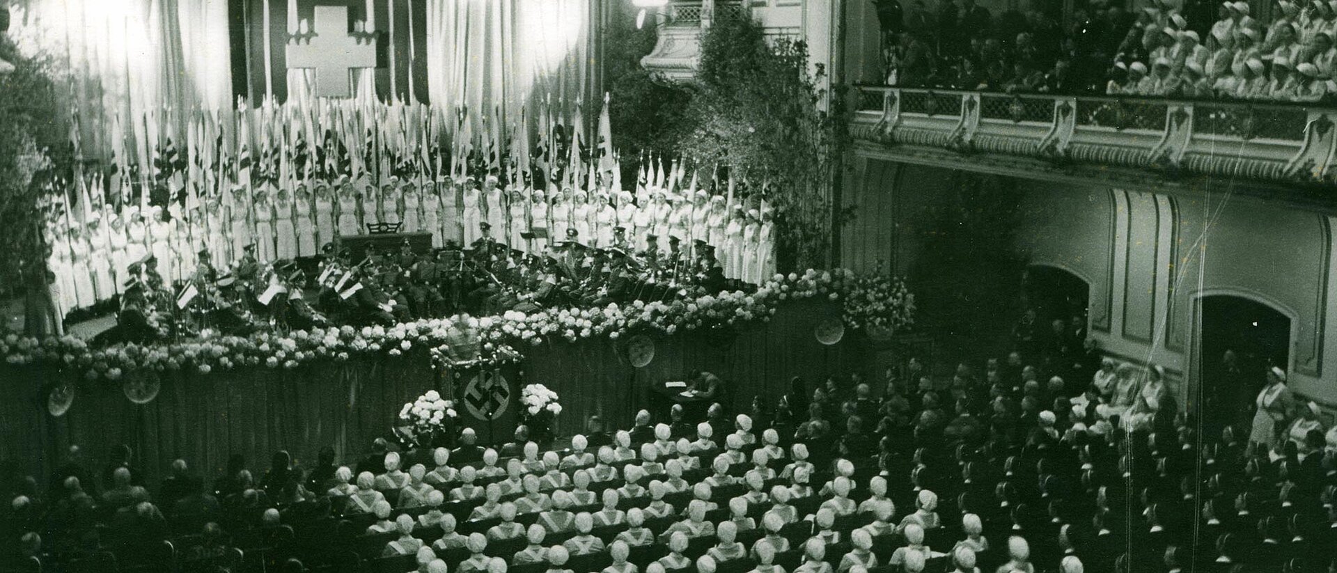 Vereidigung von DRK-Mitgliedern Mit Menschen gefüllte opulente Konzerthalle
