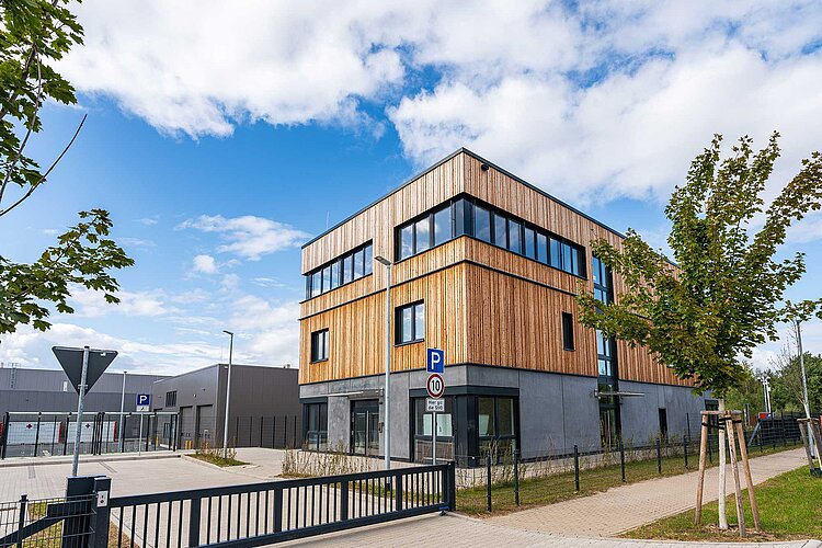 Gebäude mit Holzfassade