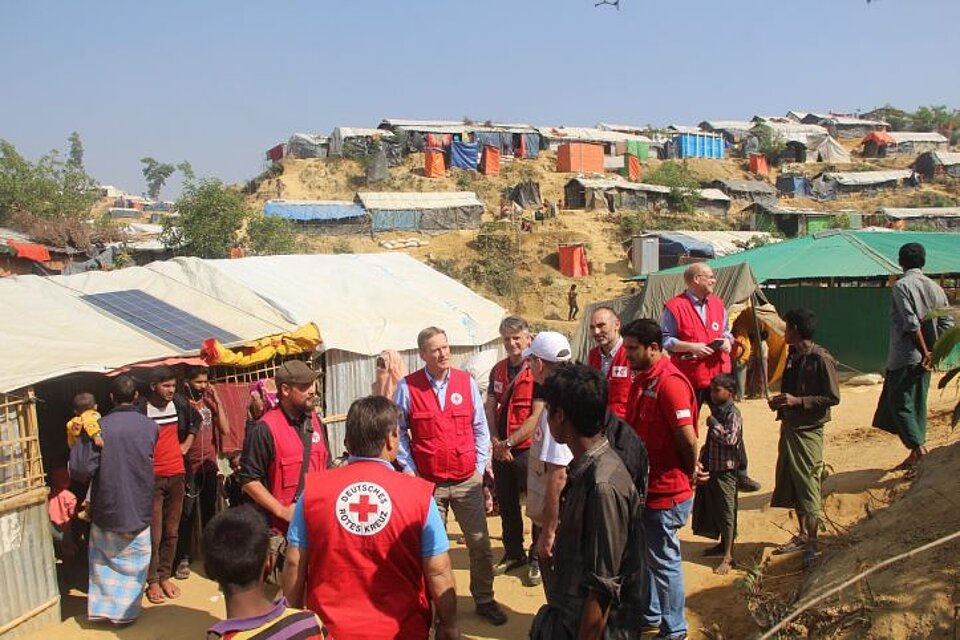 Flüchtlingscamp in Bangladesch DRKler vor Hütten in Flüchtlingscamp