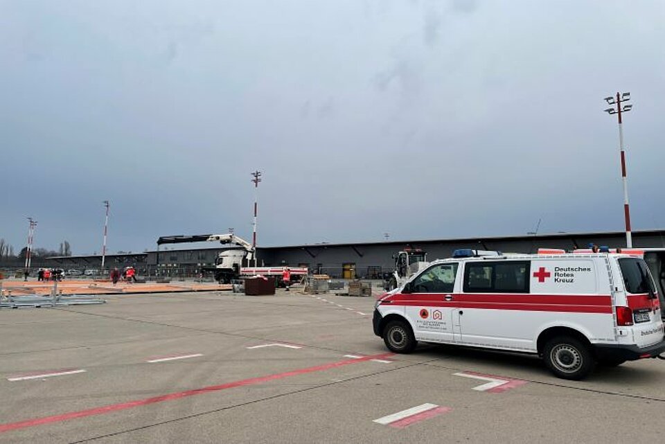 Aufbau eines Großzelts am ehem. Flughafen Tegel mithilfe des 8x8 Ladekrans; beides aus dem Bestand der Betreuungsreserve des Bundes für den Zivilschutz (Labor Betreuung 5.000) (Quelle: Wiesener / DRK) Aufbau eines Großzelts am ehem. Flughafen Tegel mithilfe des 8x8 Ladekrans; beides aus dem Bestand der Betreuungsreserve des Bundes für den Zivilschutz (Labor Betreuung 5.000) (Quelle: Wiesener / DRK)