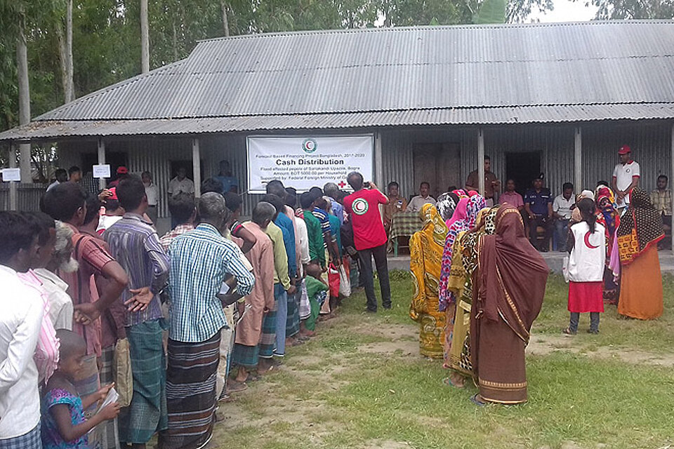 Hilfe in Bangladesch vor der Katastrophe Verteilung von Bargeldhilfen an die Bevölkerung