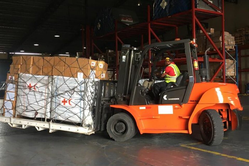 Hurrikan Dorian Flug mit Hilfsgütern aus DRK-Logistikzentrum in Panama Gabelstapler bei Beladung eines Flugzeugs mit Hilfsgütern im Rotkreuz-Logistikzentrum in Panama