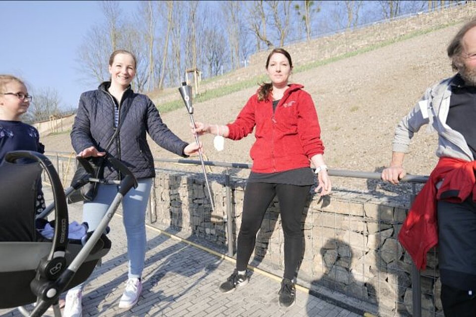 Fackellauf_LV_NieSa_KV_Goettingen-Northeim3 Ehrenamtliche des KV Göttingen-Northeim mit der DRK-Fackel