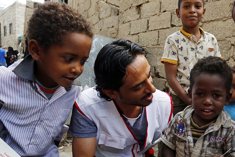 Yemen Red Crescent Society Volunteers Foto: Rothalbmond-Helfer im Gespräch mit einer Kindergruppe