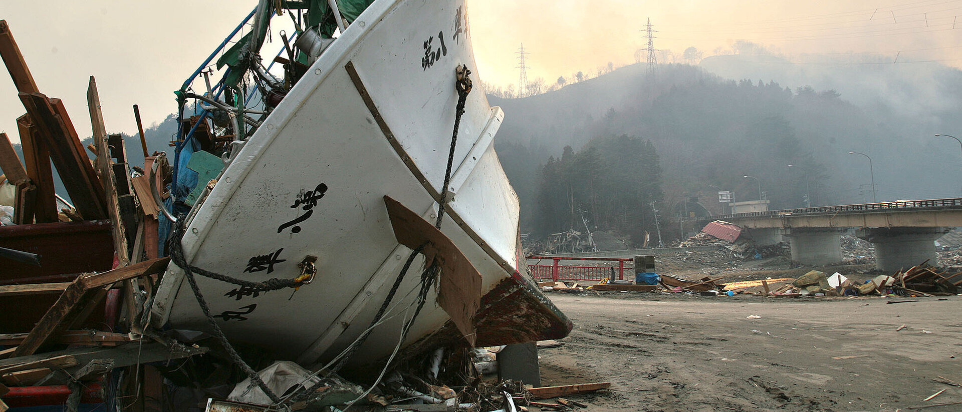 Tsunami in Japan An Land gespültes Schiff und Trümmer