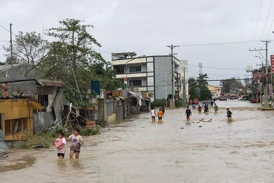 Philippinen_Taifun_Rai_Odette_DRK_IFRC_10_700x46 Taifun Rai ist am 16.12.2021 mit einer Windgeschwindigkeit von 195 Kilometern pro Stunde auf die Philippinen getroffen. Der heftige Wirbelsturm traf die Inseln Bohol, Siargao, Mindanao sowie die Dinagat-Inseln und kostete über 200 Menschen das Leben. Über 50 Menschen werden noch vermisst.