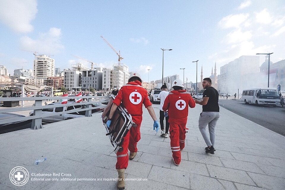 Das Libanesische Rote Kreuz im Einsatz in Beirut nach der Explosion Rettungskräfte des Libanesischen Roten Kreuzes im Einsatz in Beirut nach der Explosion.