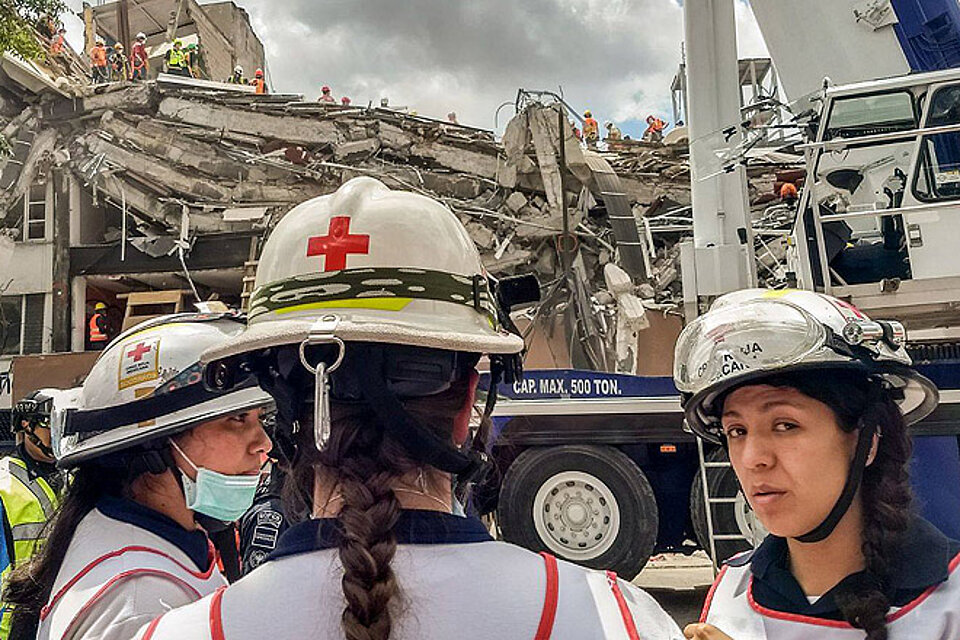 Mexikanisches Rotes Kreuz hilft nach Erdbeben Helferinnen des Mexikanischen Roten Kreuzes