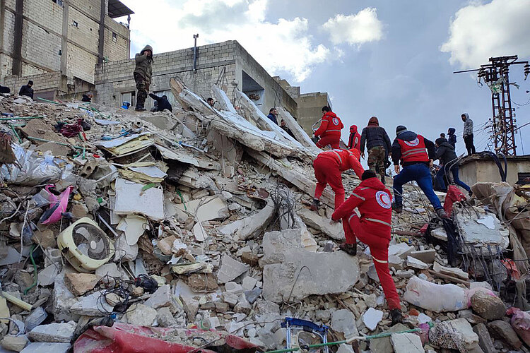 Helfer nach dem Erdbeben in Syrien Helfer des SARC suchen in den Trümmern nach Überlebenden