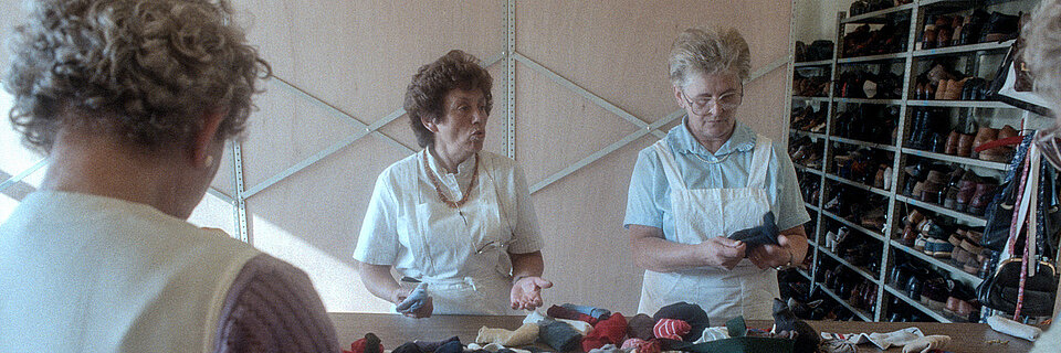 Arbeit in der Kleiderkammer Foto: Frauen in der Kleiderkammer - 80er Jahre