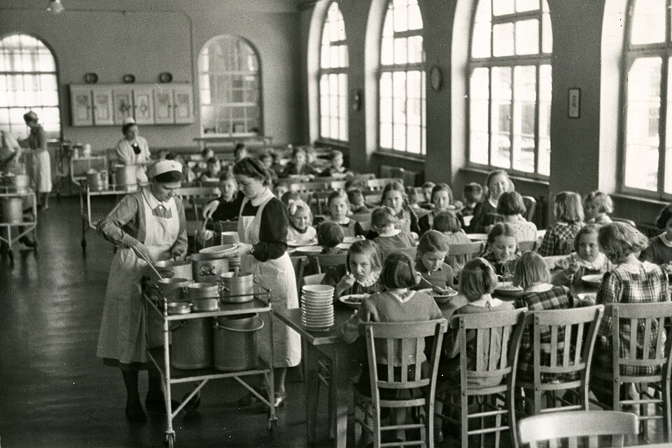 Bad Dürrheim historisches Foto: Blick in Speisesaal mit Kindern