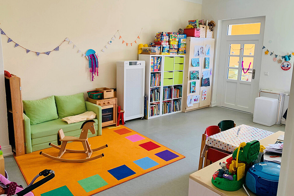 Frauenhaus Worms Blick in Raum mit Kinderspielzeug und Sofa