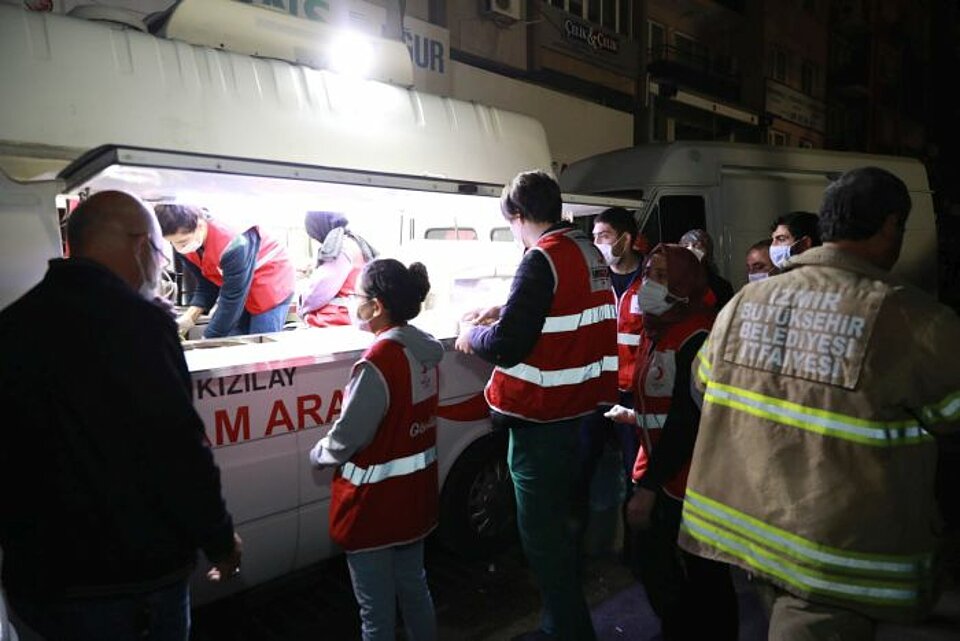 Tuerkei_Erdbeben_Izmir_Helfer Helferinnen und Helfer des Türkischen Roten Halbmonds versorgen die Einsatzkräfte vor Ort mit einer warmen Mahlzeit und Getränken.