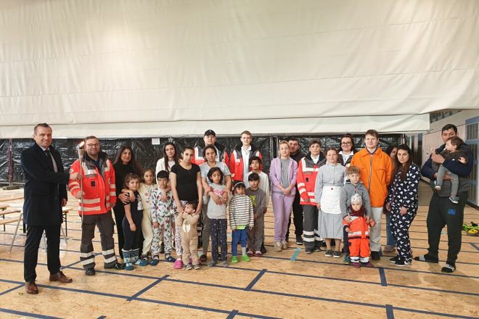 Fackellauf_LVTh_KVJena_Fluechtlingsunterkunft DRK Fackel bei der Flüchtlingsunterkunft des KV Jena-Eisenberg-Stadtroda