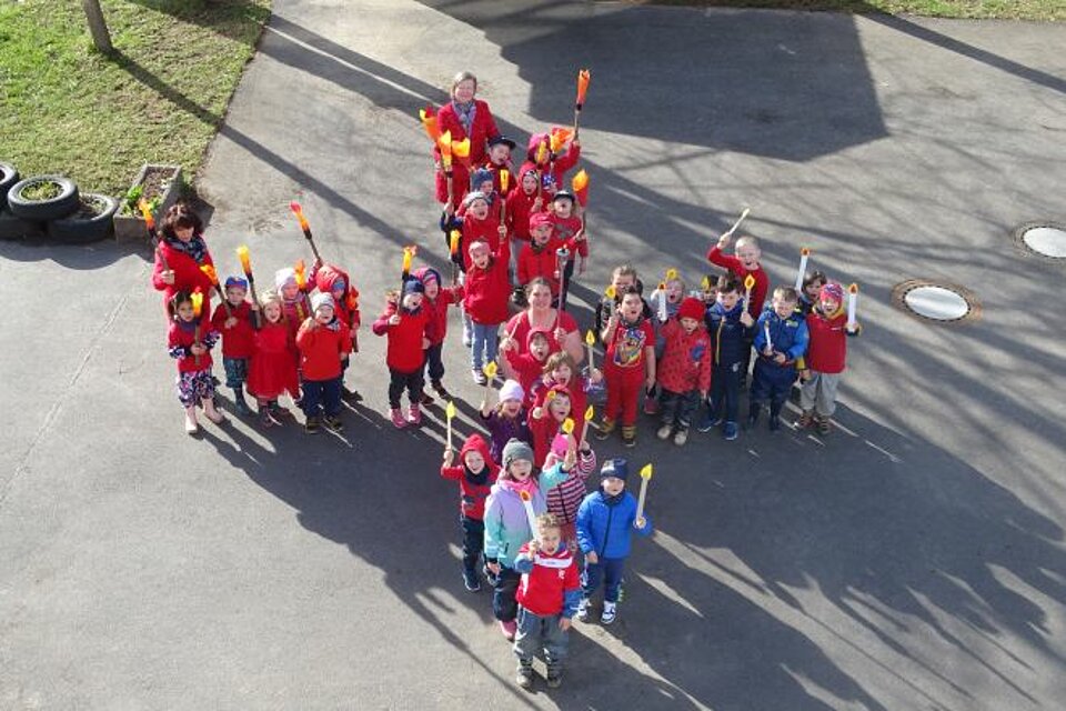 Fackellauf_LVTh_KVSuhl1 DRK-Fackel am Kindergarten "Rennsteigkobolde"