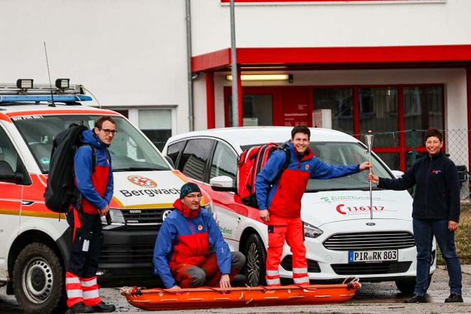 Fackellauf_LVSa_KVPirna_FahrdienstAnBergwacht Ehrenamtliche des KV Pirna mit der DRK-Fackel
