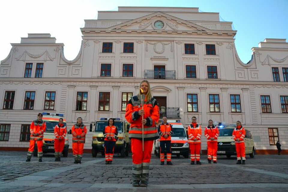 Vertreter von Betreuungs- und Sanitätszug, der Schnelleinsatzgruppe sowie der Medical Task Force des DRK Güstrow machen am Güstrower Rathaus Station. Vertreter von Betreuungs- und Sanitätszug, der Schnelleinsatzgruppe sowie der Medical Task Force des DRK Güstrow machen am Güstrower Rathaus Station.