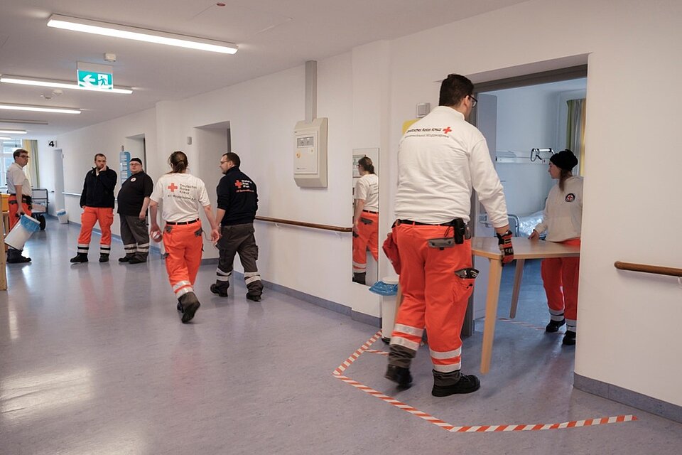 Forschungsprojekt RESIK DRK-Kräfte in einem Krankenhausflur