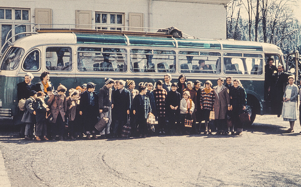 Kindersolbad in Bad Dürrheim Kindersolbad (Kinderheilstätte) des DRK in Bad Dürrheim: Ankunft von Kindern, die Gruppe vor dem Reisebus - Oktober 1967