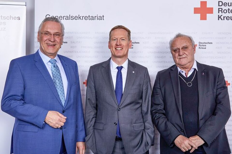 Bayerns Innenminister Joachim Herrmann, DRK Generalsekretär Christian Reuter und Saarlands Innenminister Klaus Bouillon Gruppenbild von Bayerns Innenminister Joachim Herrmann, DRK Generalsekretär Christian Reuter und Saarlands Innenminister Klaus Bouillon