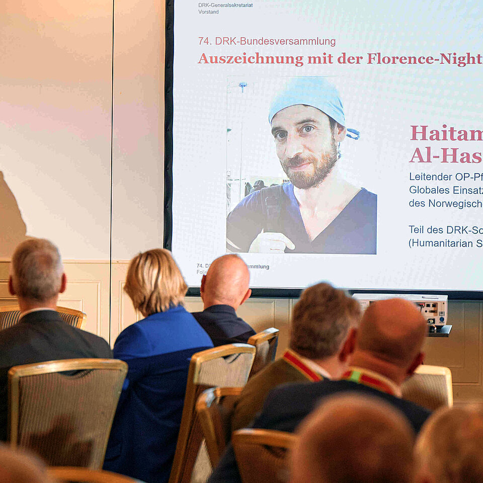 DRK-Präsidentin Hasselfeldt spricht bei der Verleihung der Florence-Nightingale-Medaille 2025 in Berlin an Haitam Daniel Al-Hasan
