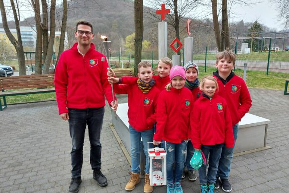Fackellauf_LVSa_KVFreital_JRK2 DRK-Fackel bei Kindergruppe des KV Freital
