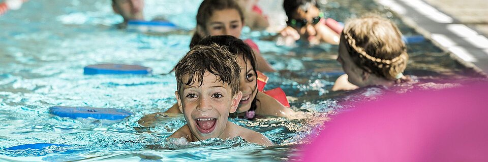 Schwimmen lernen bei der DRK-Wasserwacht Foto: Kinder lernen schwimmen