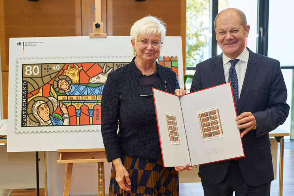 Gerda Hasselfeldt und Olaf Scholz Gerda Hasselfeldt und Olaf Scholz mit Wohlfahrtsmarke