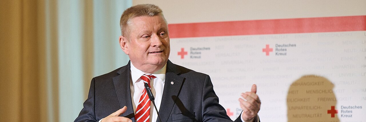 DRK-Präsident Hermann Groehe steht vor einem Mikrofon