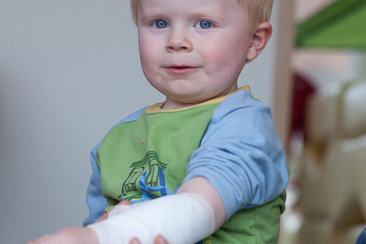 Erstversorgung von Kleinkindern Kleinkind guckt in die Kamera