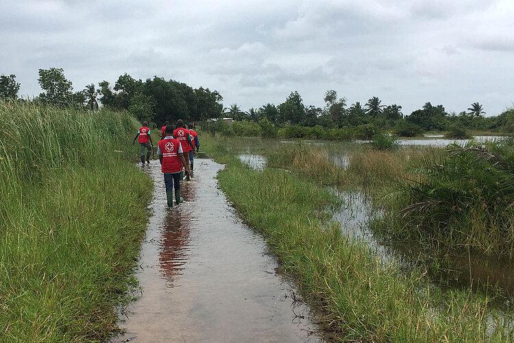 Überschwemmung in Togo Rotkreuz-Freiwillige im überschwemmten Gebiet im Togo