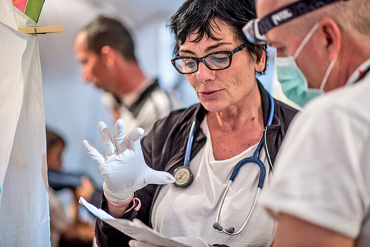 Medizinische Personal im Gespräch