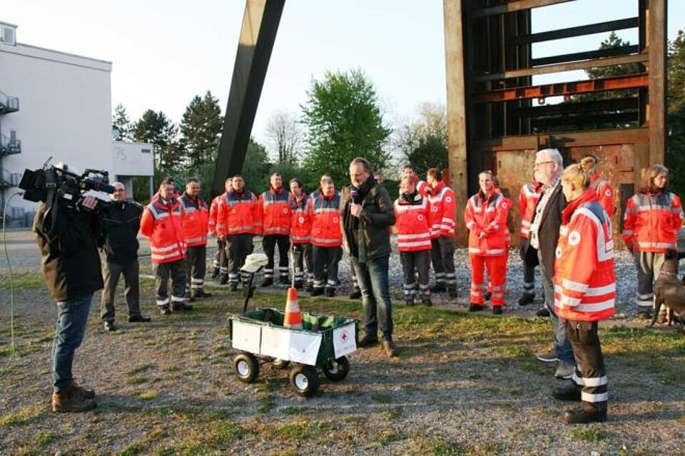 Fackellauf_LV_WL_KVWattenscheidUEbergabeRecklinghausen3 Ehrenamtliche des KV Wattenscheid mit der DRK-Fackel