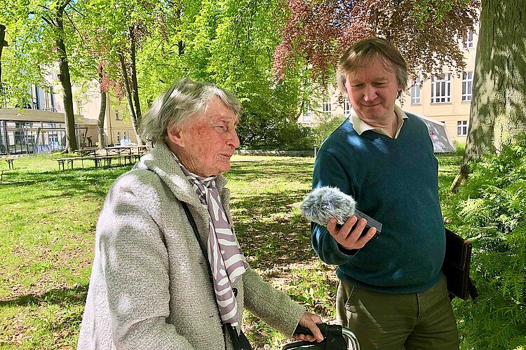 Herta Radike im Interview Herta Radike im Garten des DRK-Generalsekretariats