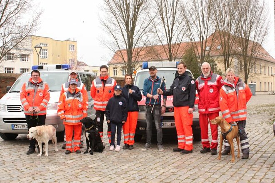 Fackellauf_LVSa-A_KVOEstlicheAltmark Ehrenamtliche des KV Östliche Altmark mit der DRK-Fackel