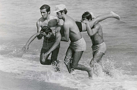 Wasserwacht vom hauslebensabend.liver DDR rettet einen Schwimmer aus der Ostsee (DRK)